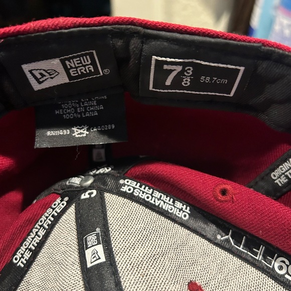 A baseball cap fitted - Picture 2 of 3